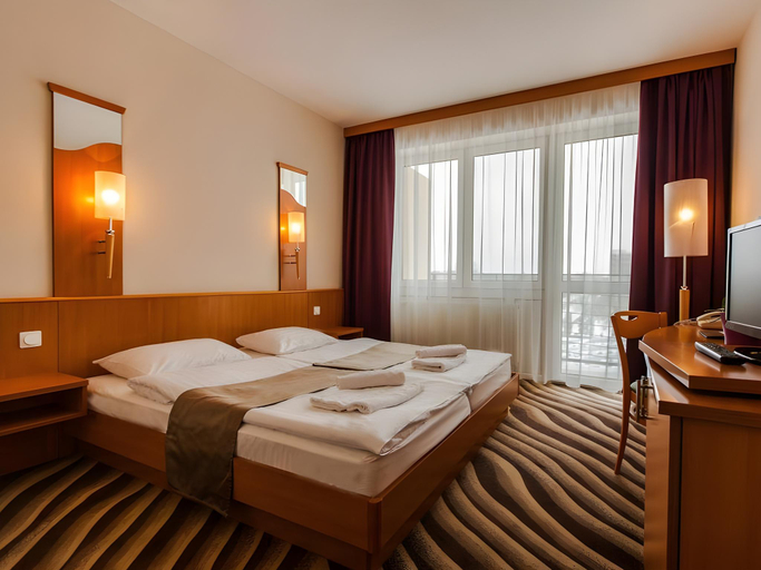 Bedroom 3, Premium Hotel Panorama, Siófok