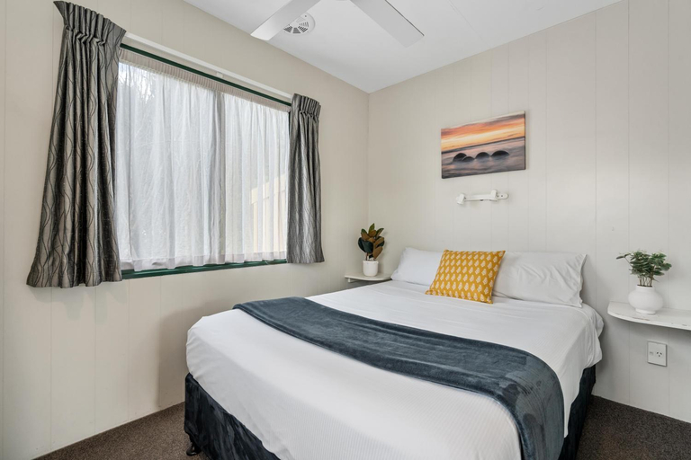 Bedroom 3, Miranda Holiday Park Hotel, Hauraki