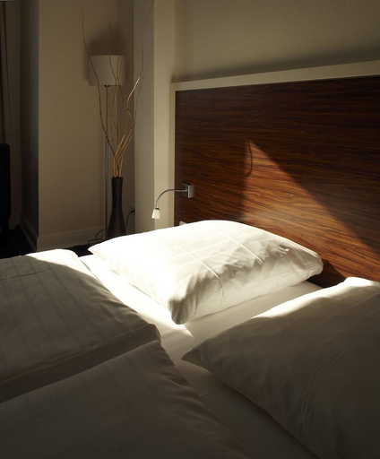 Bedroom 2, Hotel Excellent, Lübeck
