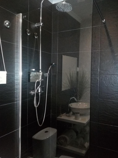 Bathroom, Feeling Chiado 15, Lisbon