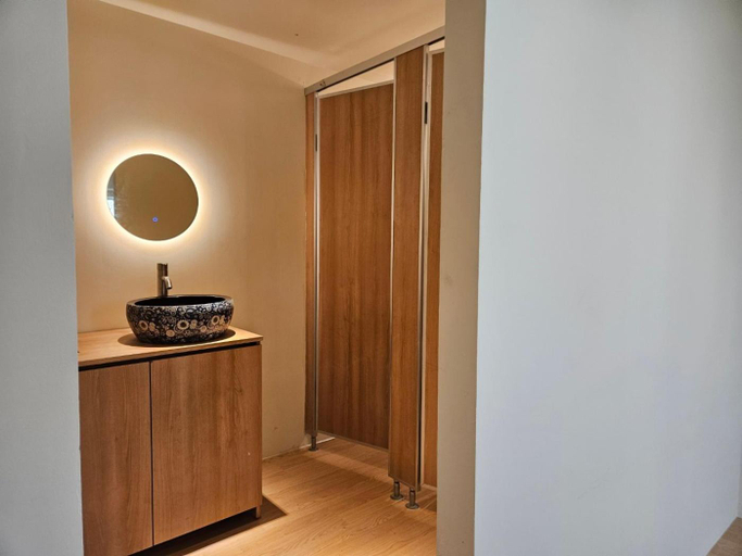 Bathroom 4, 82 Capsule Hotel, Mapo