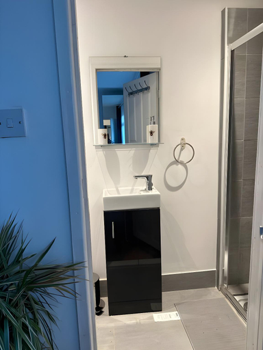Others 5, Self-contained en-suite close to Wembley stadium, London