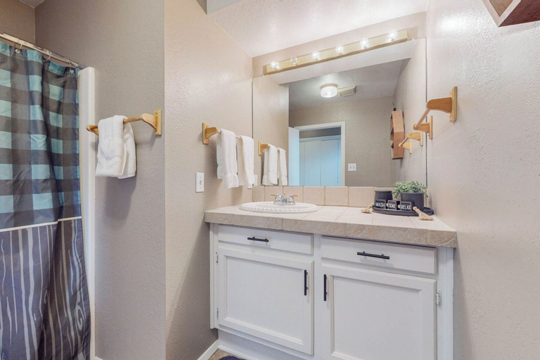 Bathroom 4, Sierra Escape, Lincoln