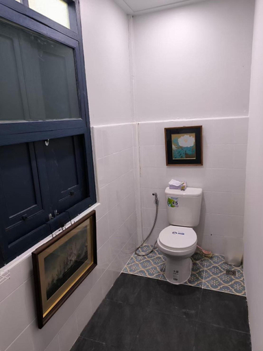 Bathroom 3, Cat In The Box Homestay, Khlong San
