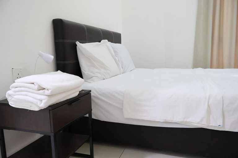Bedroom 2, Marina Times Square by Evernent