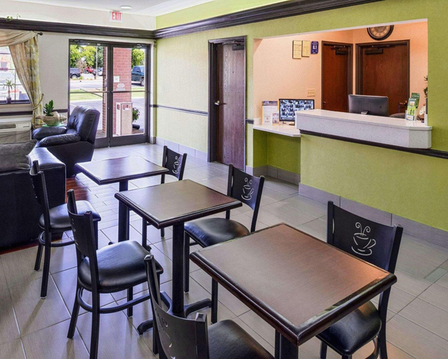 Food & Drinks 5, Econo Lodge Inn & Suites Shelbyville, Bedford
