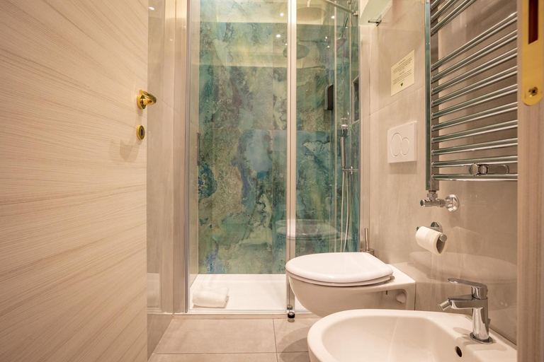 Bathroom 2, Twins Royal Suite, Roma