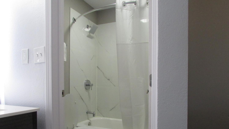 Bathroom 4, Motel 6 Brookhaven, MS, Lincoln