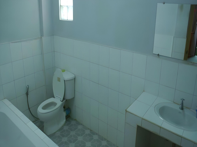 Bathroom 5, Motel Yaewaddy, Yangon