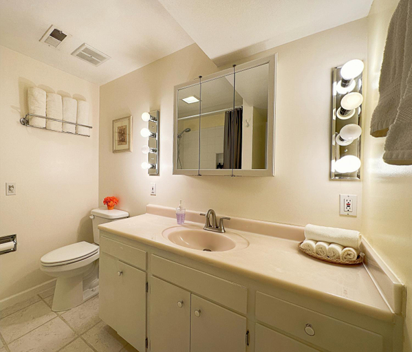 Bathroom 3, POWER ON - City Oasis, King