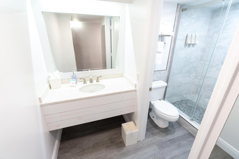 Bathroom 3, Pirate's Cove Resort & Marina, Martin