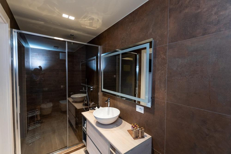 Bathroom, DiVino Rooms Deluxe, Brescia