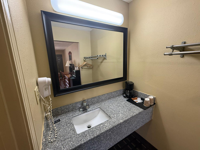 Bathroom 4, Deerfield Inn, Sumner