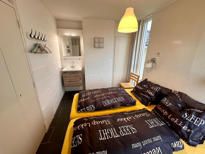 Bedroom 2, House in Boornzwaag with Private Jetty, Skarsterlân
