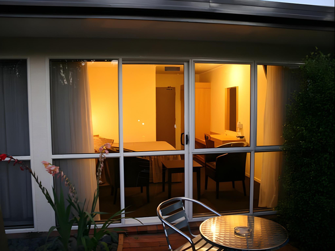 Others 4, AK West Motel, Waitakere
