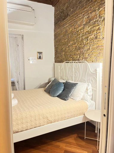 Bedroom 2, The Ancient wall , Rome
