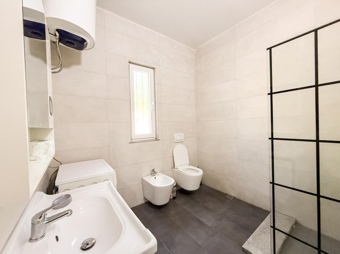 4, Contemporary Hidden Gem with pool and garden, Durrësit