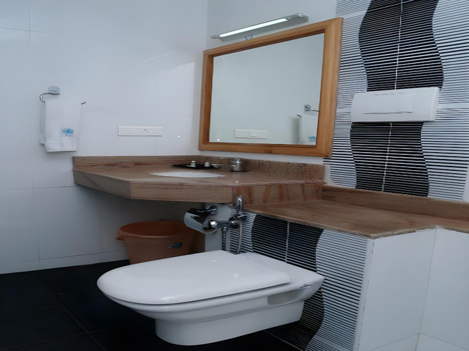 Bathroom, Hotel Raj, Thoothukkudi