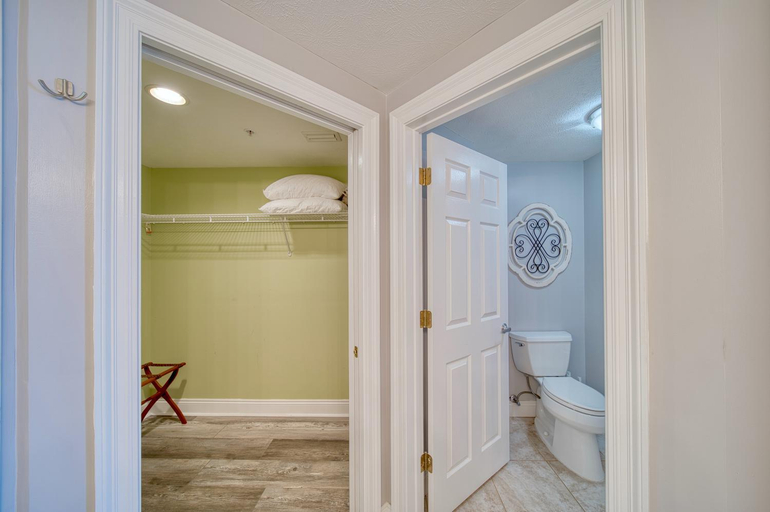 Bathroom 4, Treasure Island 1510, Bay