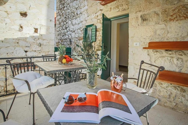 Others 5, Rooms Gold, Split