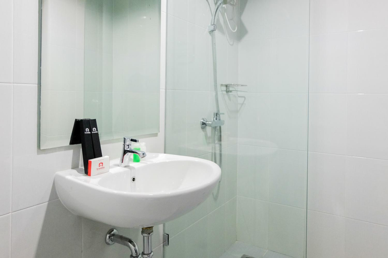 Bathroom 4, Elegant Studio Apt at Casa De Parco By Travelio, Tangerang