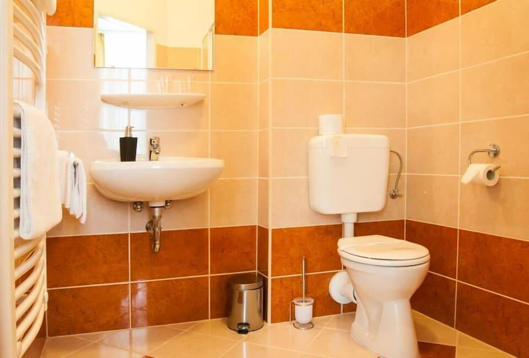 Bathroom 3, Broadway City Guesthouse, Budapesti