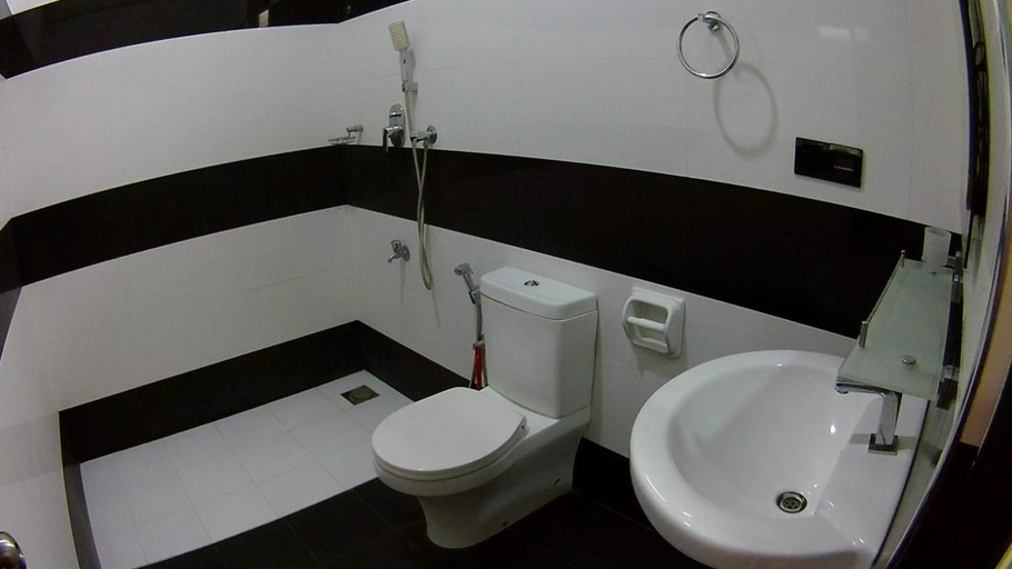 Bathroom 5, Sea Zone Hotel Nilaveli, Kuchchaveli
