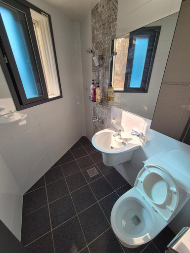 Bathroom 3, YOLOHOUSE, Jung
