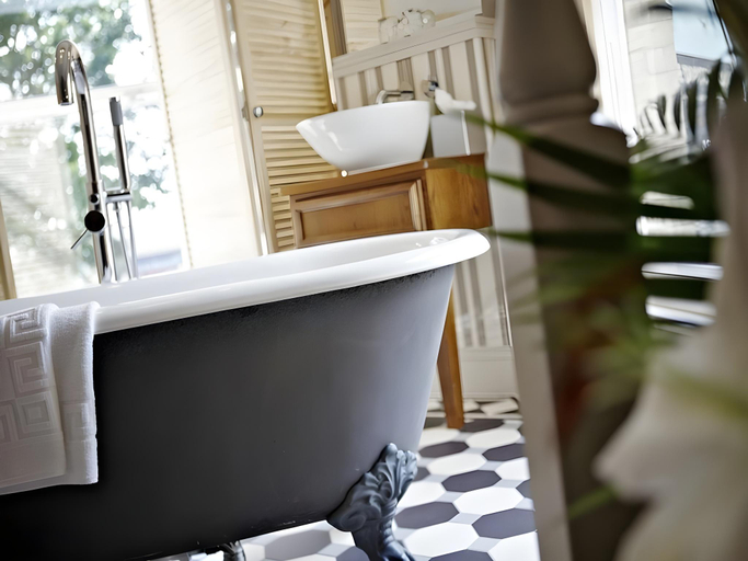 Bathroom 4, The Drayton Court Hotel, London