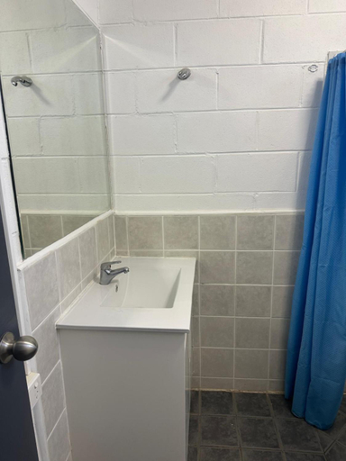 Bathroom 3, BAN BAN SPRING ROADHOUSE AND MOTEL, Gayndah