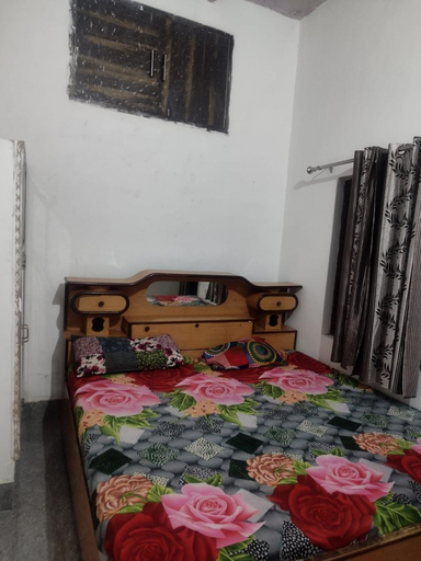 Bedroom 2, Shree Gopal Niketan, Mathura