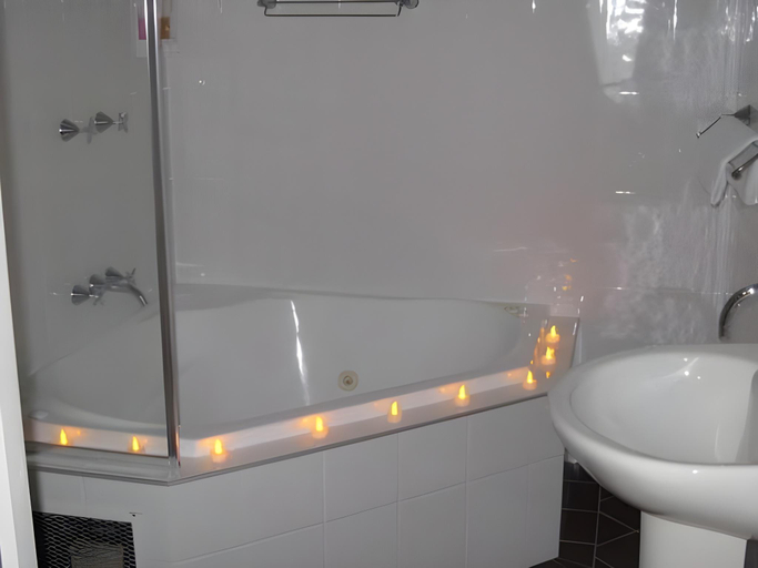 Bathroom 3, Heritage Guesthouse, Kempsey