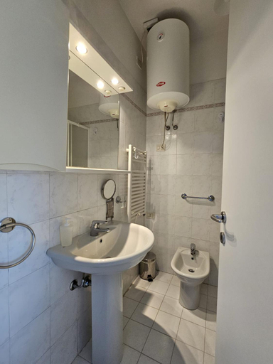 Bathroom 2, Il Castelluccio residence, Massa Carrara
