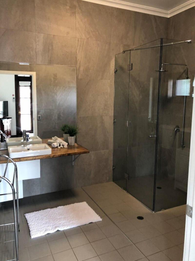 Bathroom 3, Fairway Manor Accommodation, Northam