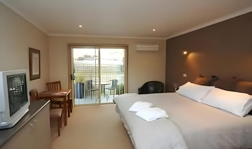 Bedroom 2, Motel Strahan, West Coast