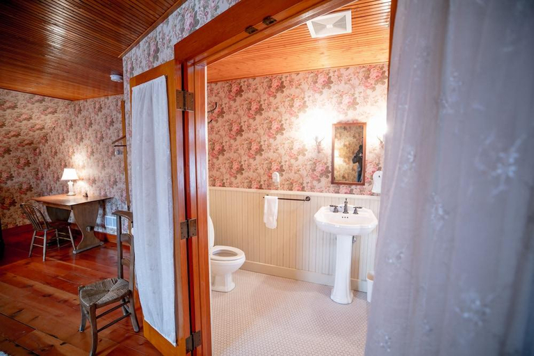 Bathroom 3, Round Barn Farm B & B Event Center, Goodhue