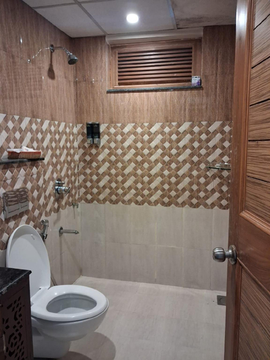 Bathroom 4, Hotel Cloud Chat, Kangra