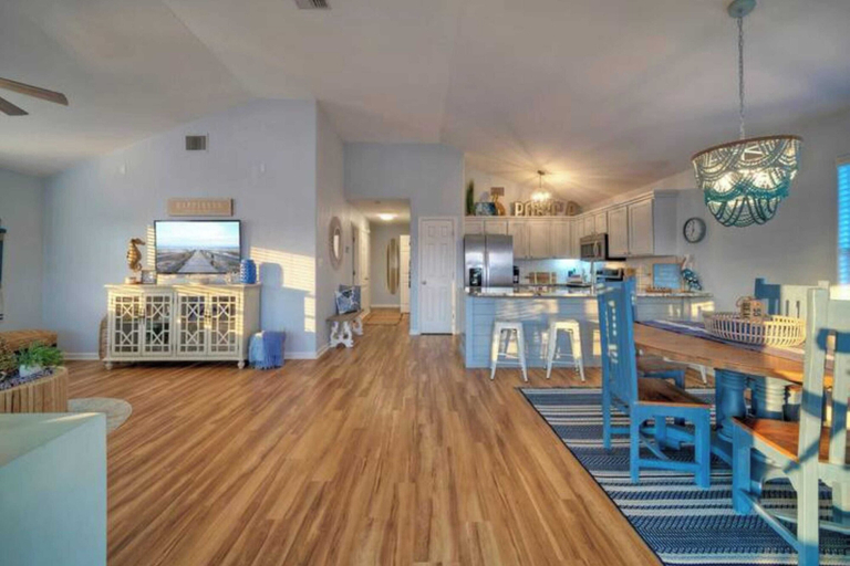 Food & Drinks, Private Pool, Large Yard, Game Room, Balcony South By Sunkissed by Avantstay, Nueces