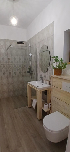 Bathroom, Cristelyn Residence, Bran