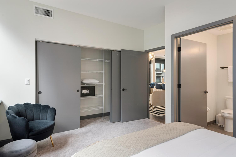 Bedroom 3, Experience Downtown Chicago at Millennium - Luxury Apartments in The Loop, Cook