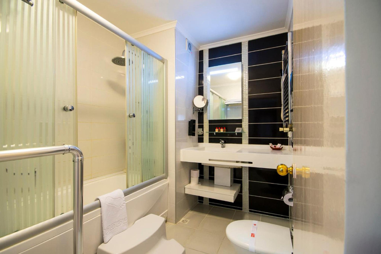 Bathroom 4, Canak Hotel, Merkez