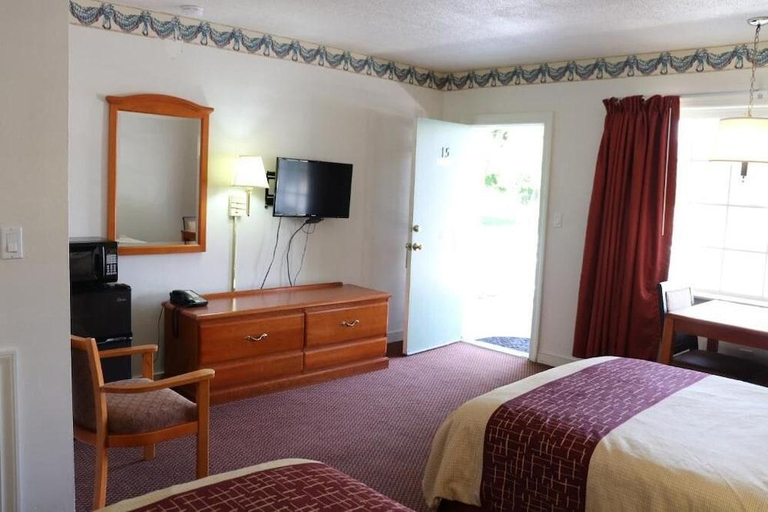 Bedroom 2, Bassett Motel, Williamsburg