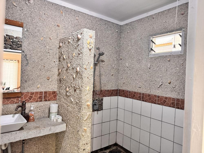 Bathroom 3, Orator Hotel, Faleata West