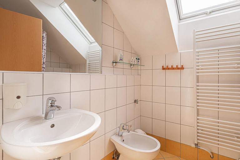 Bathroom 3, Apartments Lavric, Bloke