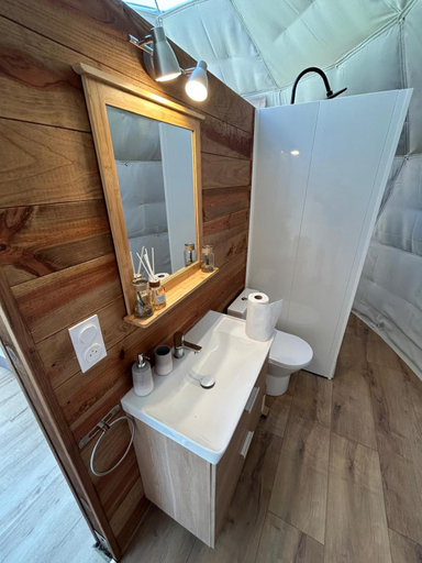 Bathroom, Berry Dome, Cher