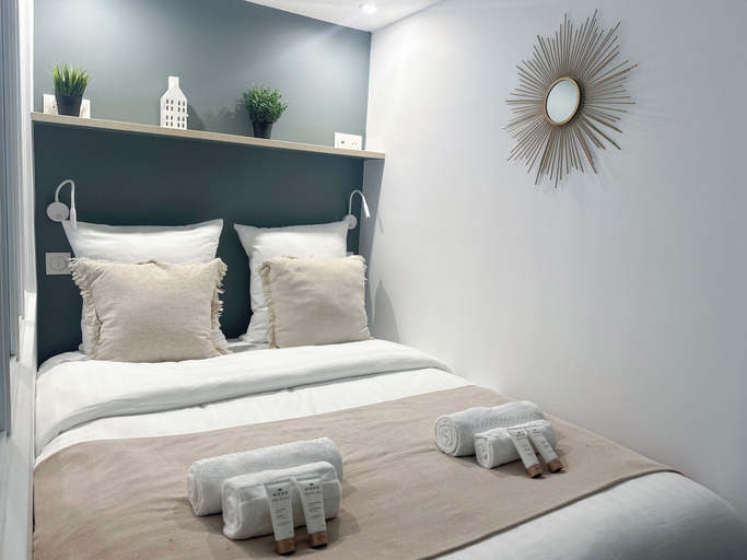 Room 2, 1547 Cadet, Paris