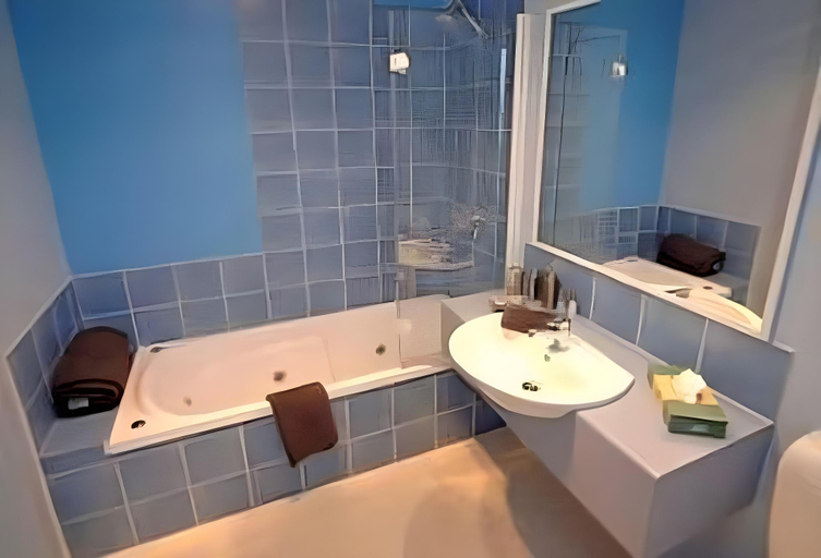 Bathroom 3, Motel Strahan, West Coast
