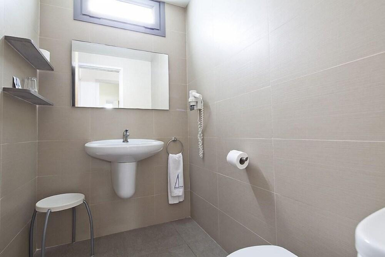 Bathroom 3, Apartamentos Marfina, Barcelona