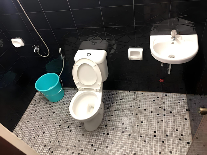 Bathroom 3, 15pax-RoseandFer Transient-2minutes to Calle Crisologo, Bantay