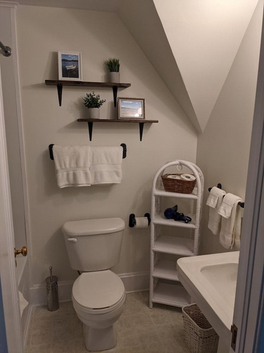 Bathroom 3, Hill Road Manor Bed & Breakfast, Division No. 6
